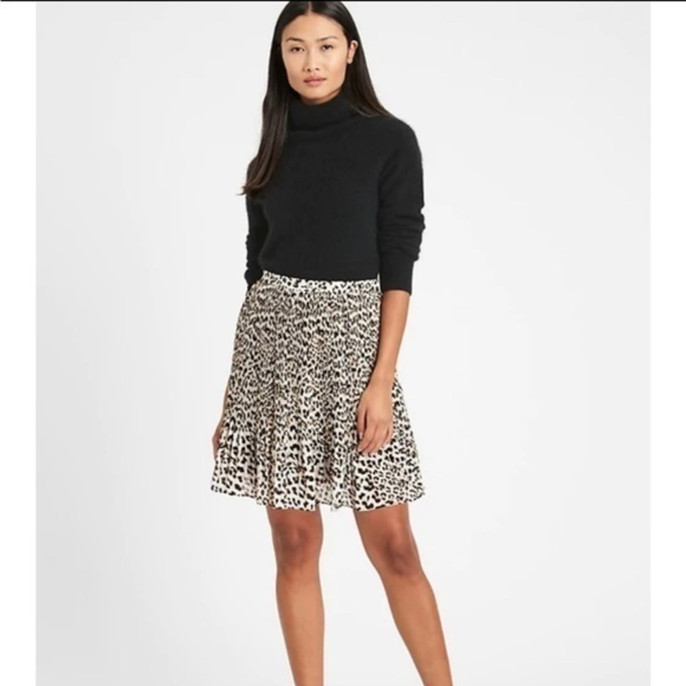 Banana Republic animal print pleated skirt. Sz. 6.